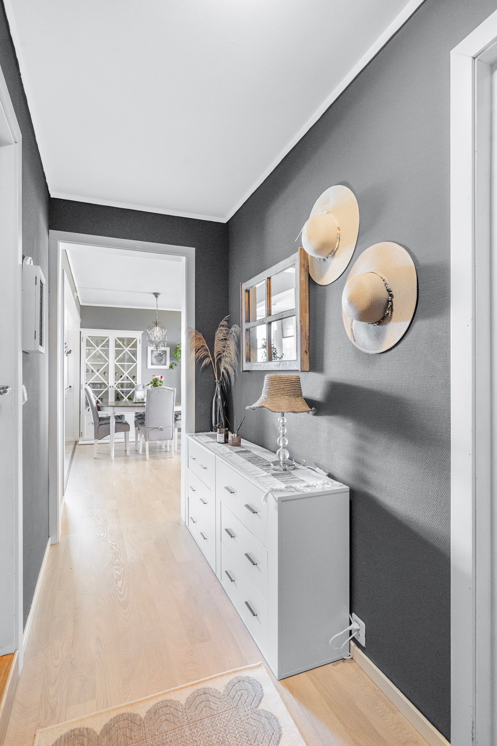 Adkomst til entre med plass til oppbevaring av yttertøy. Galleribilde