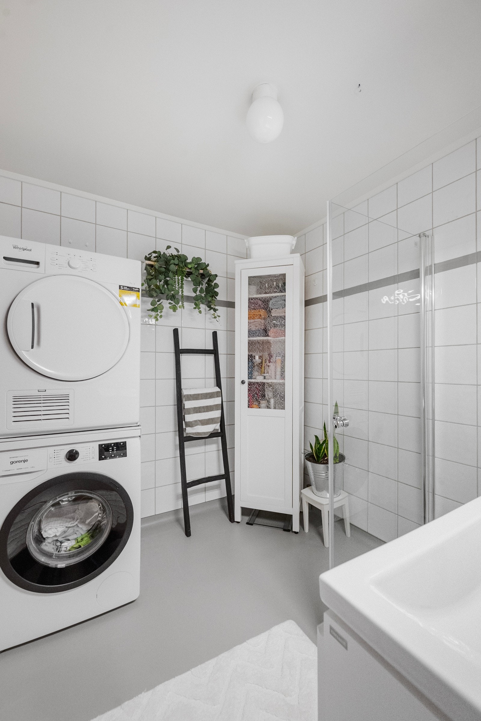 Plass til vaskemaskin og tørketrommel på badet. Galleribilde