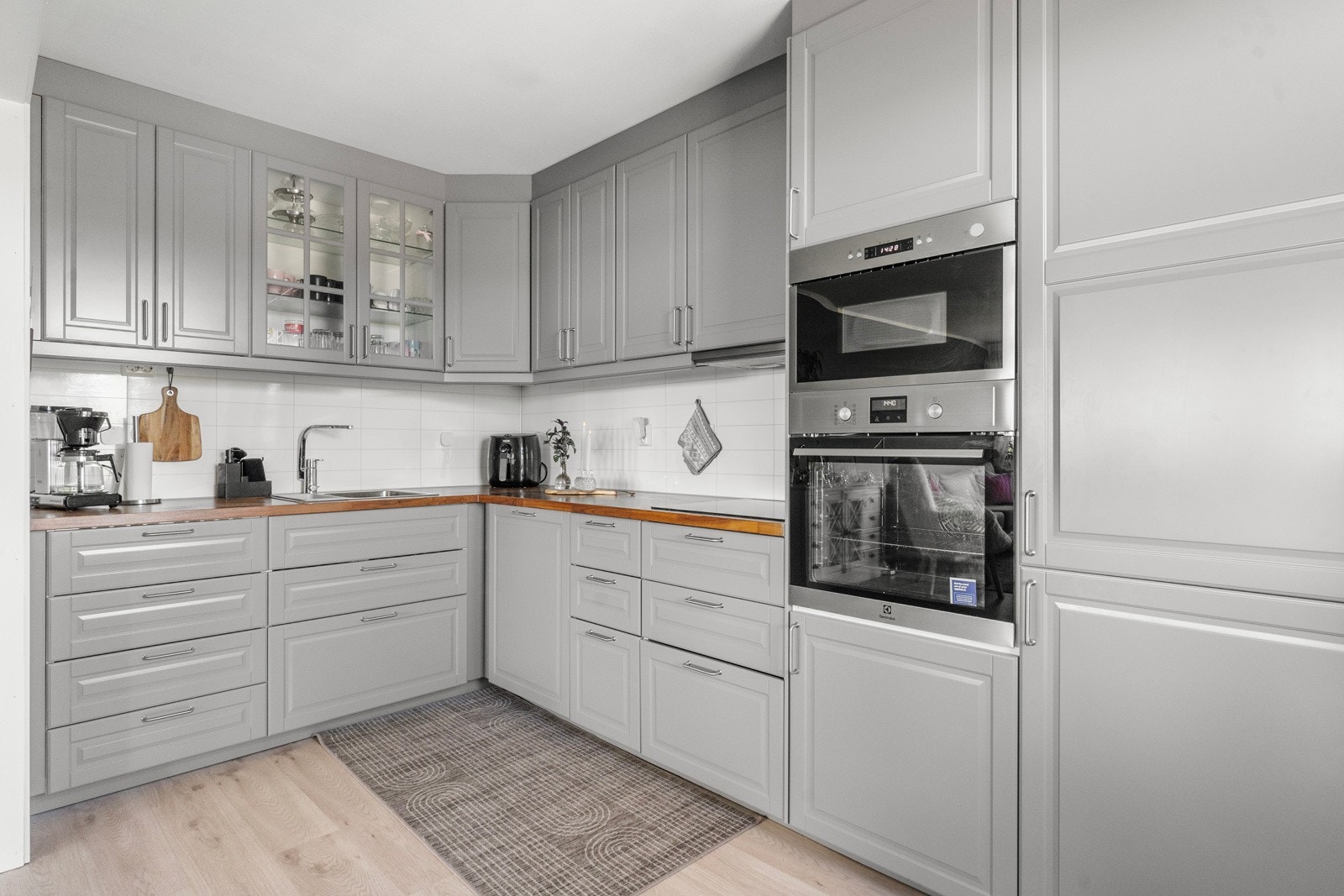 God skap- og benkeplass på kjøkkenet. Galleribilde