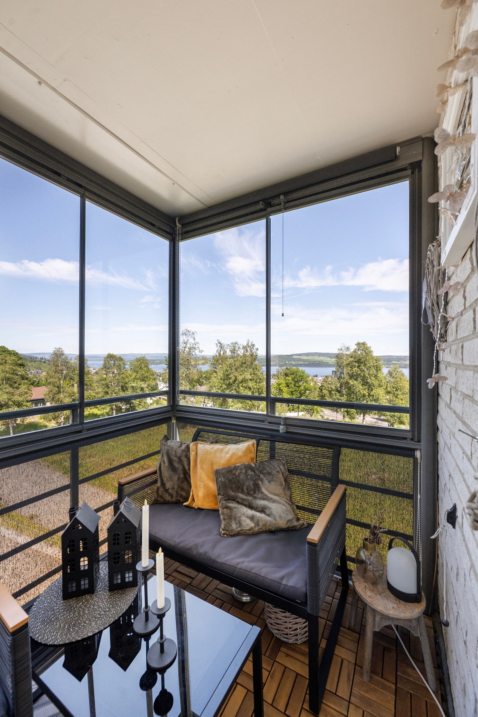 Den innglassede balkongen fungerer som en forlengelse av stuen og lar deg nyte utsikten og frisk luft gjennom store deler av året. Galleribilde