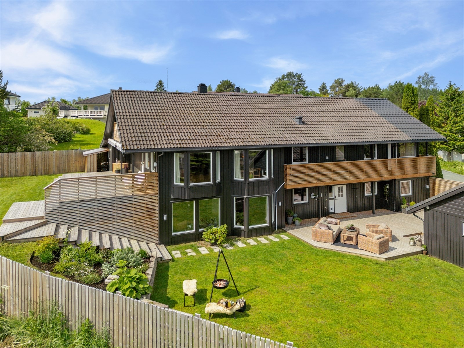 Boligen ligger i et populært og barnevennlig område på Tiller, med nærhet til både skoler, barnehager og gode kollektivtilbud. Det er kort vei til flotte turområder, idrettsanlegg og lekeplasser, noe som gjør området attraktivt for både store og små. Galleribilde
