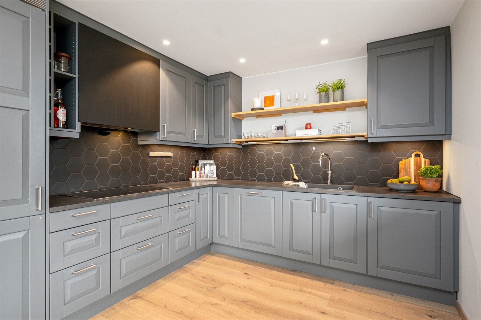 Boligens kjøkken strekker seg over hele 10,5m² og innehar rikelig med benk og skap plass. Galleribilde