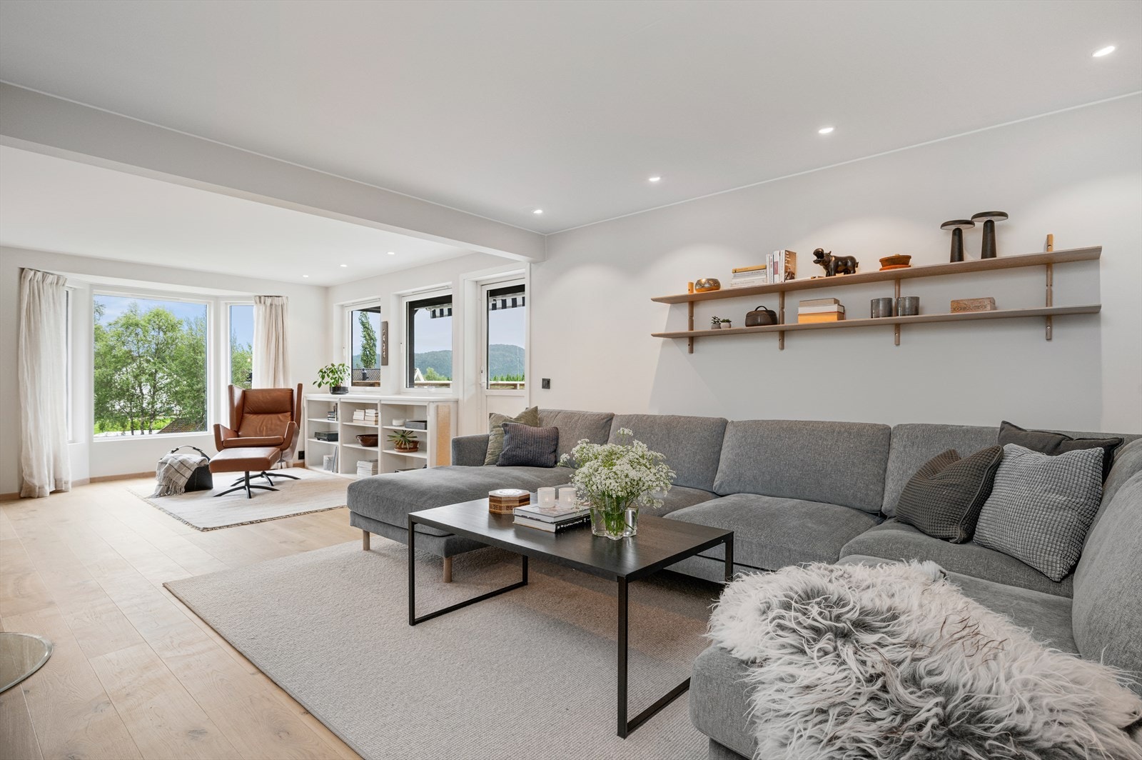 Boligen besitter en romslig stue med god planløsning på hele 44m². Galleribilde