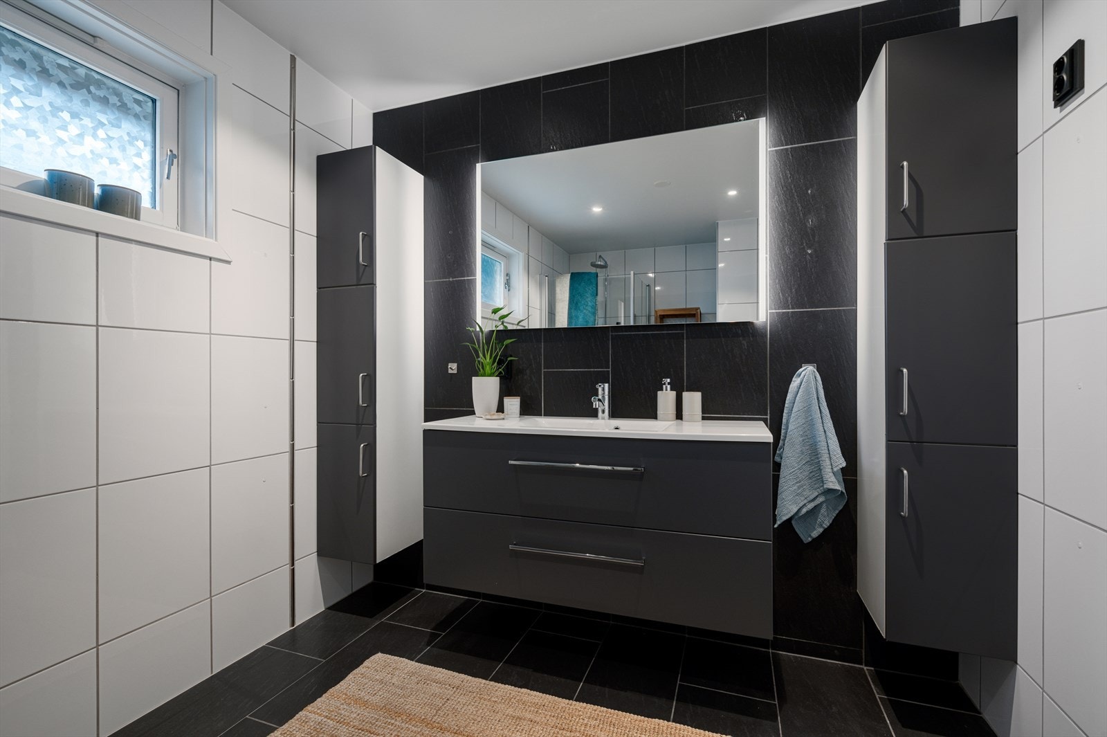 Pent flislagt bad fra 2010 med downlights i himling. Badet strekker seg over 7m². Galleribilde