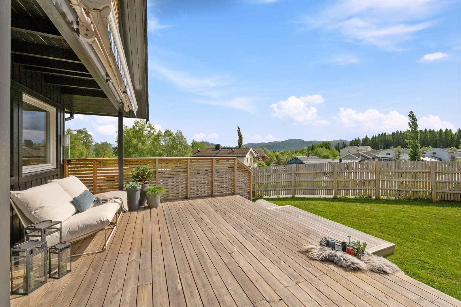 Boligens solrike veranda på 33m² er direkte tilgjengelig fra stuen. Galleribilde