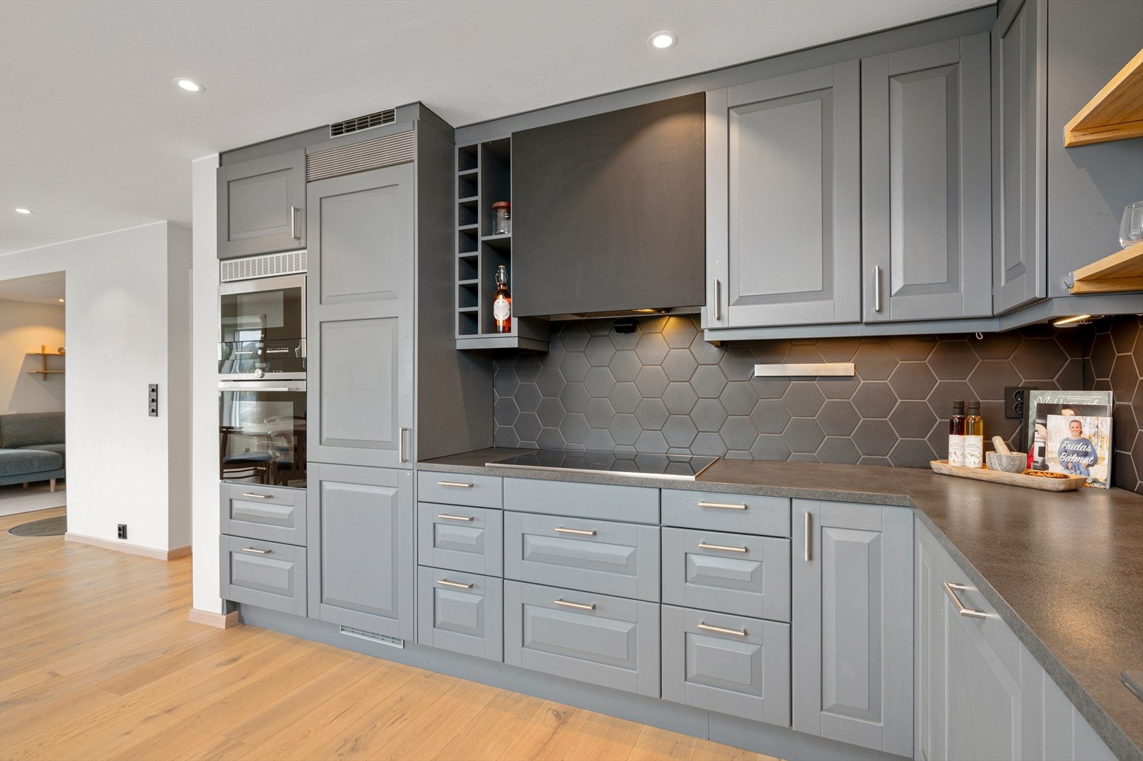 Kjøkkenet byr på en rekke gode kvaliteter, som blant annet mekanisk avtrekksvifte over stekesonen, integrert oppvaskmaskin, platetopp, stekovn og kjøleskap. Galleribilde