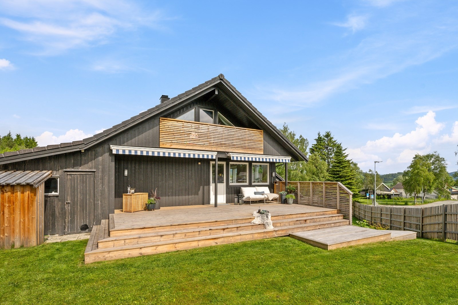 Den sør-vest vendte verandaen har nydelige solforhold. Galleribilde