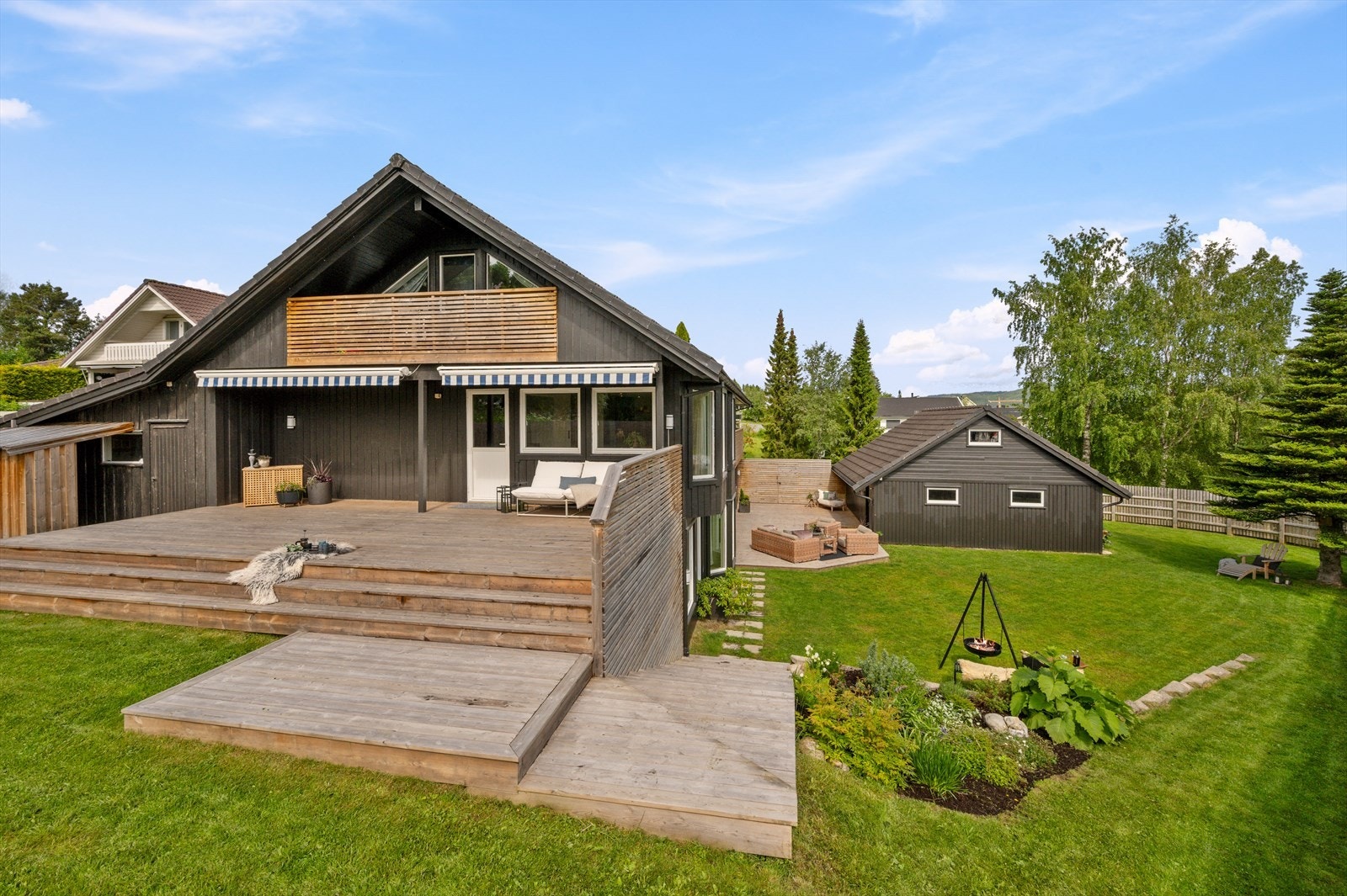 Byggets grønne felles område er av god størrelse, med en egen platt som fører ned til resten av eiendommens fellesareal. Galleribilde