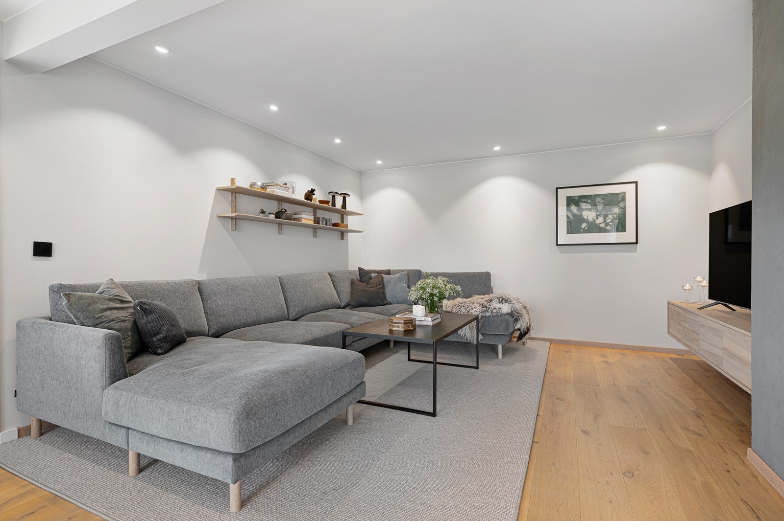 Boligen besitter en gjennomgående moderne høy standard med parkett på gulv i store deler av boligen, downlights i himlingen og direkte tilgang til boligens veranda. Galleribilde