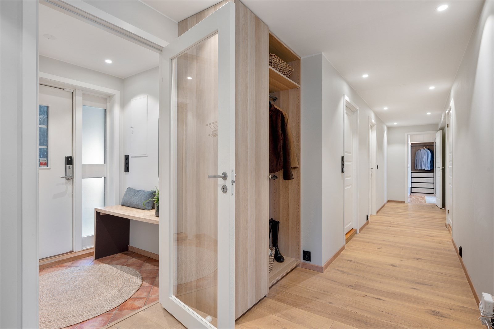 Gangen fungerer som leilighetens sentrale knutepunkt og er på 16,5m². Galleribilde