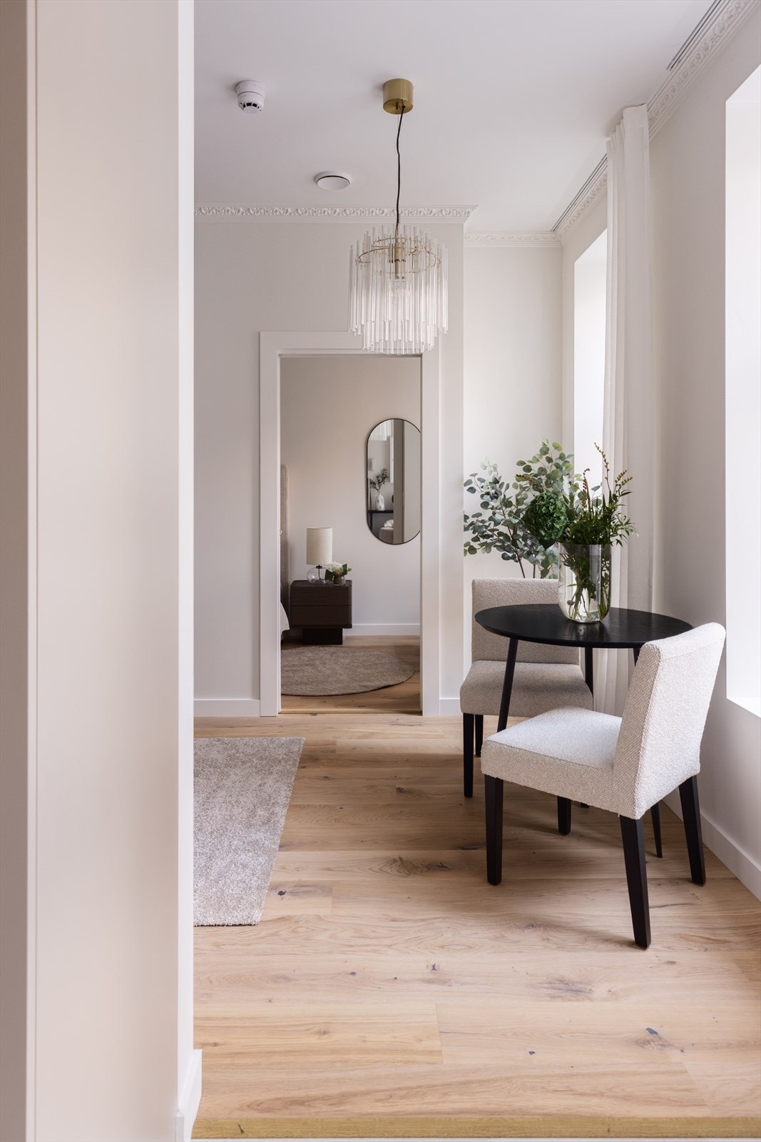 Naturlig plass til spisebord ved vinduer. Galleribilde