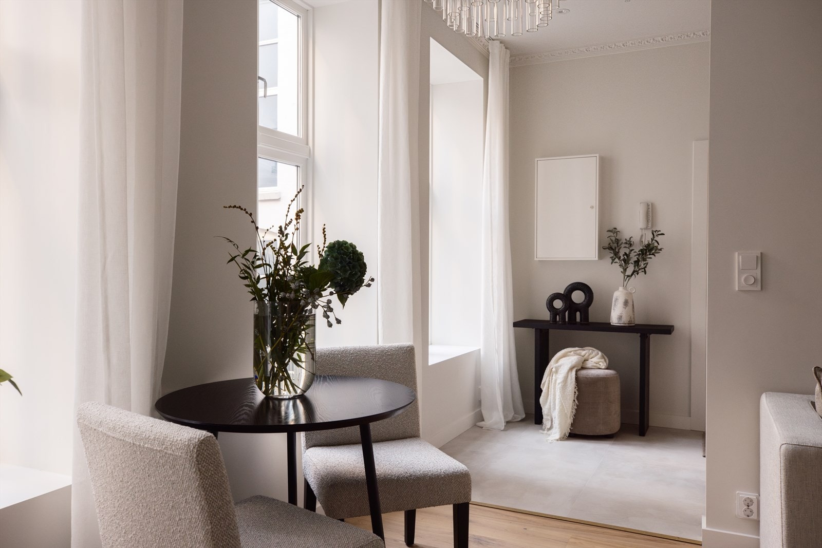 Leiligheten ligger skjermet til i bakgård. Takhøyden er på nesten 3 meter. Galleribilde