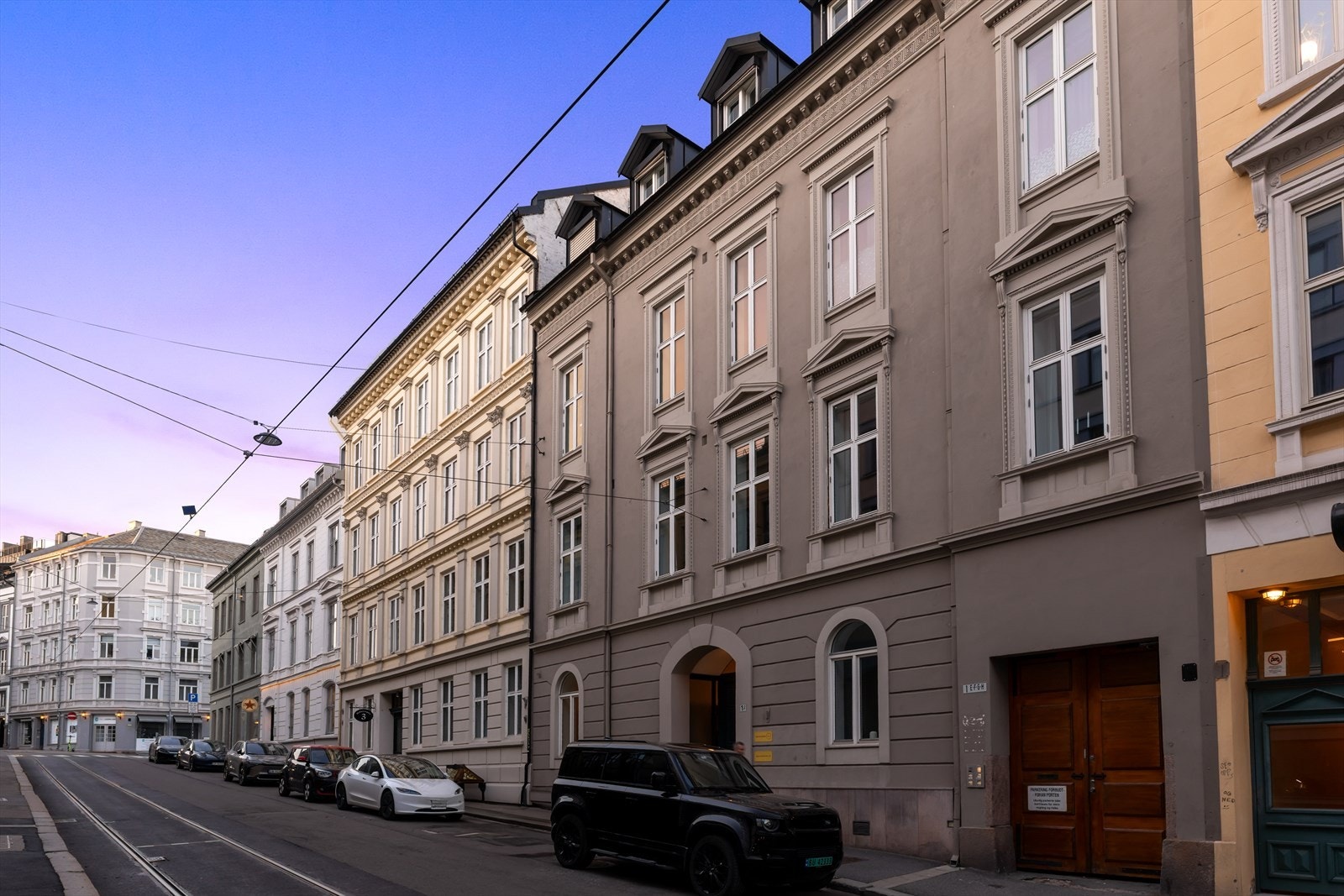 Leiligheten ligger i en ærverdig bygård med flotte detaljer. Galleribilde