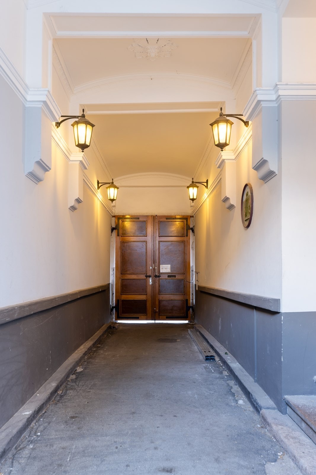 Leiligheten ligger i en flott bygård. Galleribilde