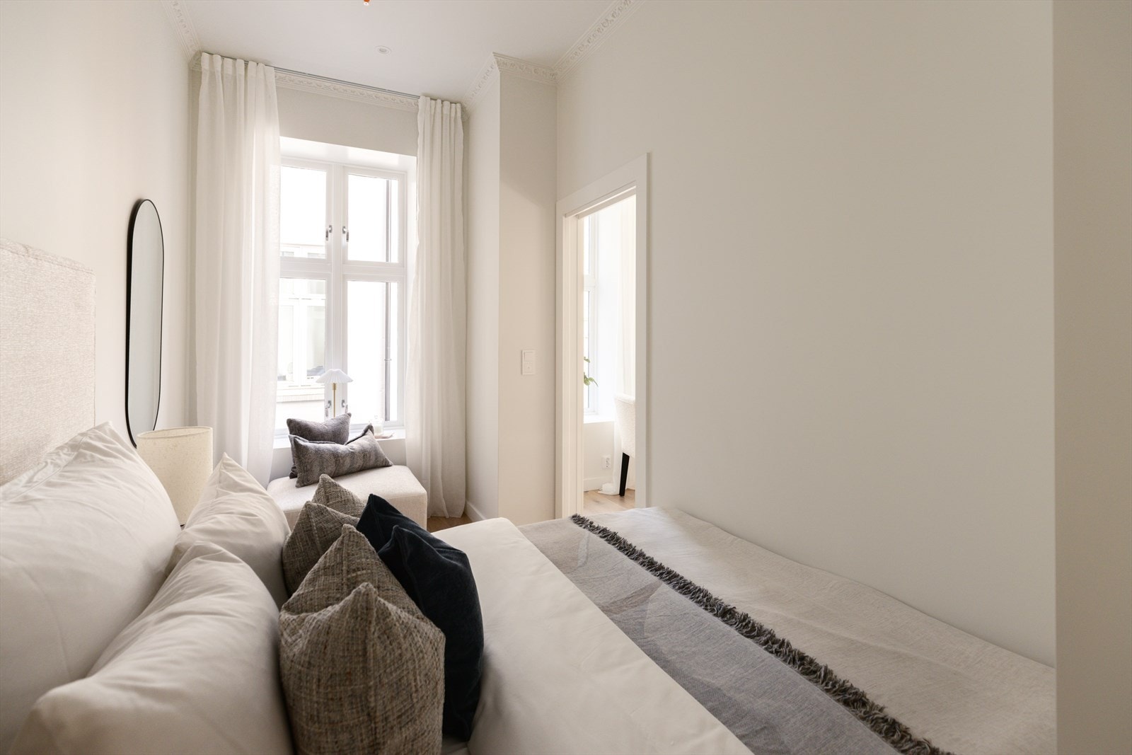 Romslig soverom med nisje som passer fint til kontorpult eller lignende. Galleribilde