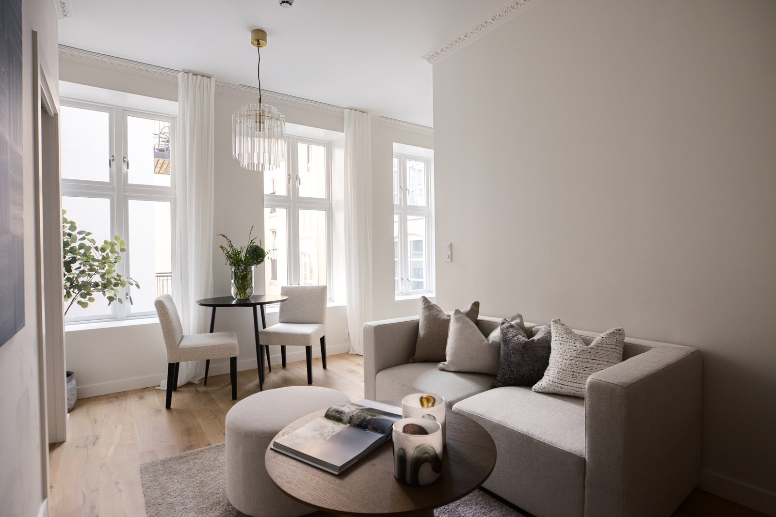 Stor og lys stue med god plass til sittegruppe og spiseplass. Galleribilde