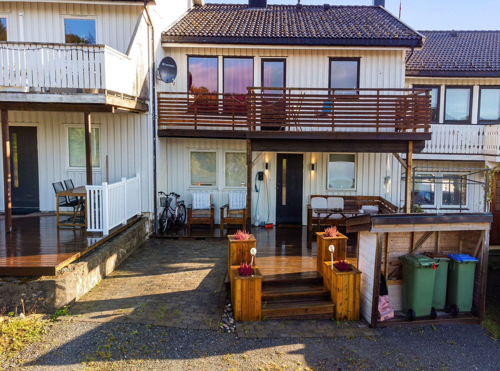 Satt opp el-lader ved inngangsparti. Galleribilde