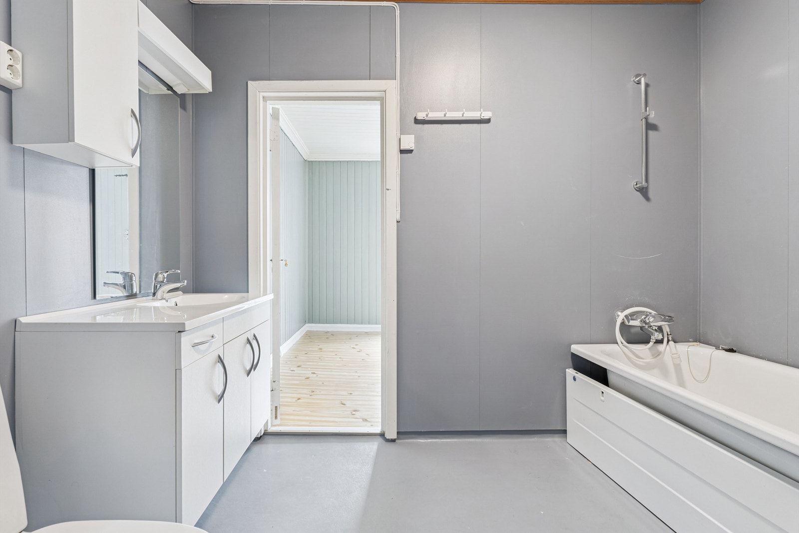 Bad inn fra soverom i 2. etasje Galleribilde