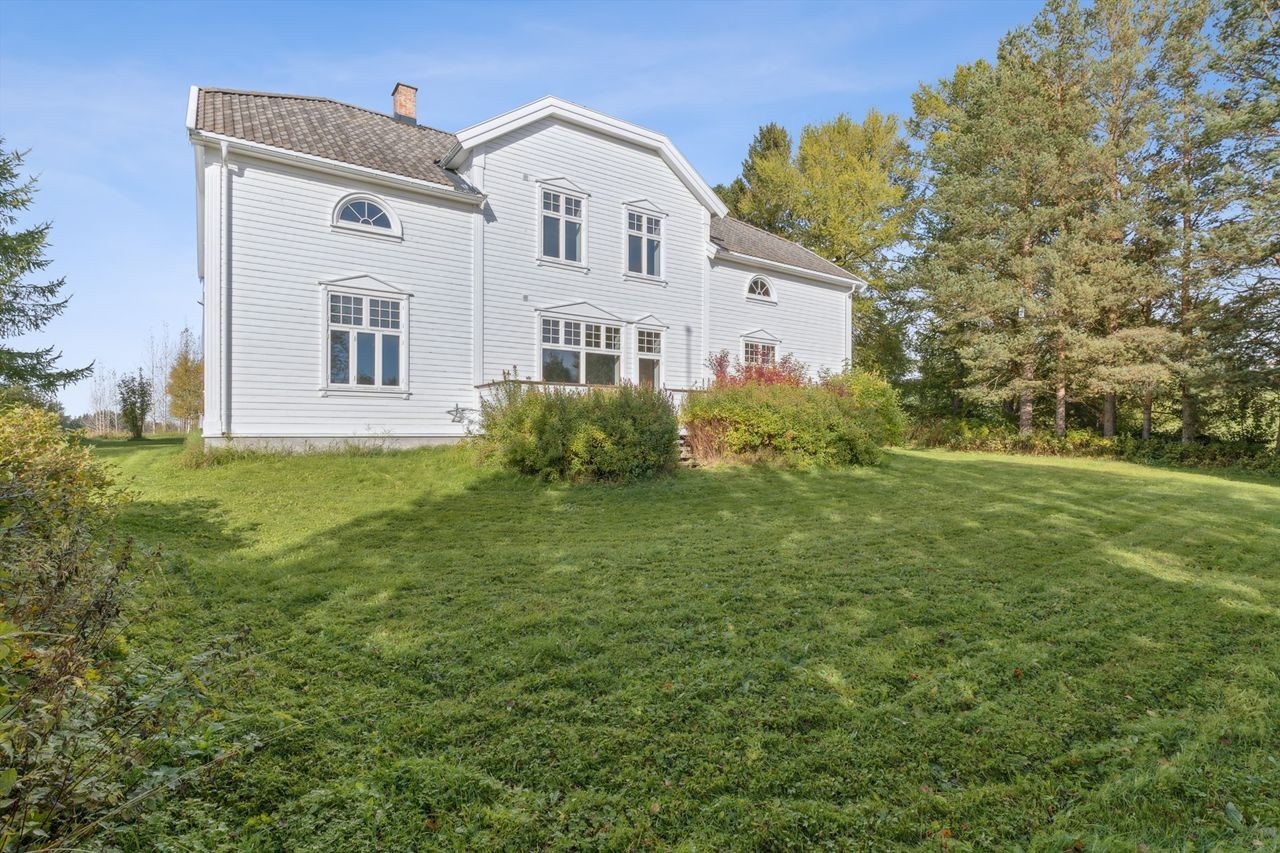 Fra stuen er det utgang til en 12 m² stor veranda med plass til sittegruppe. Galleribilde