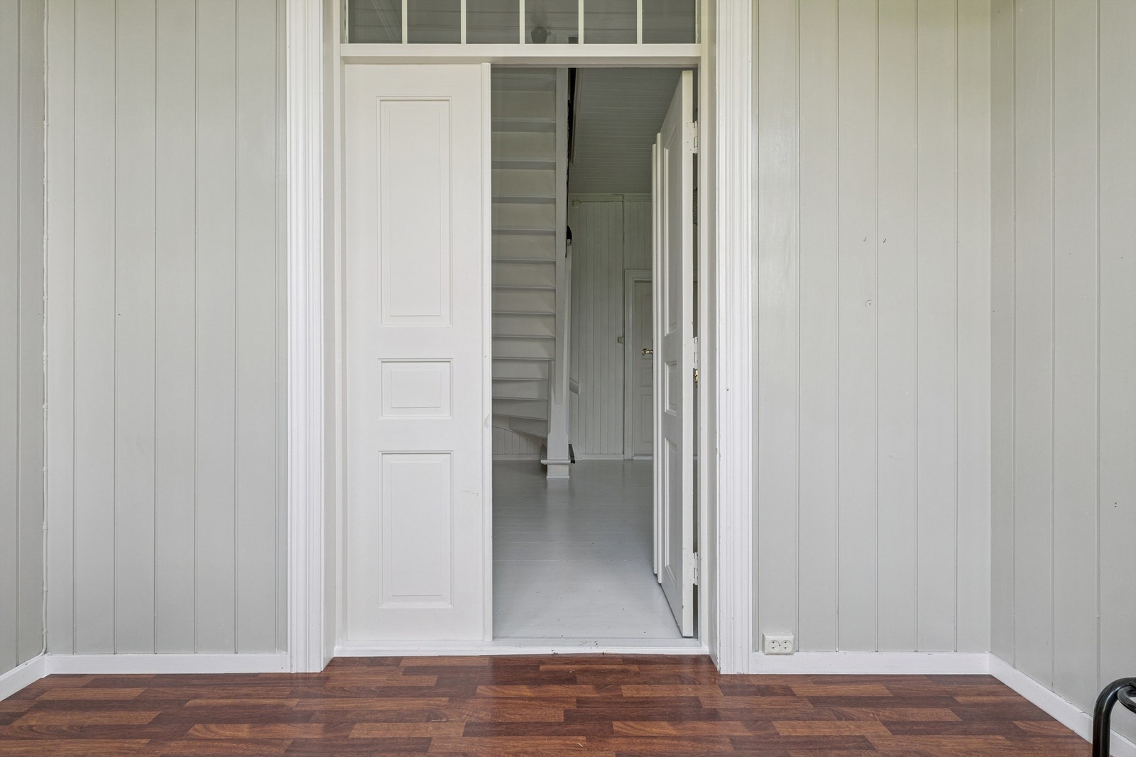 Yttergang inn mot hall. Galleribilde