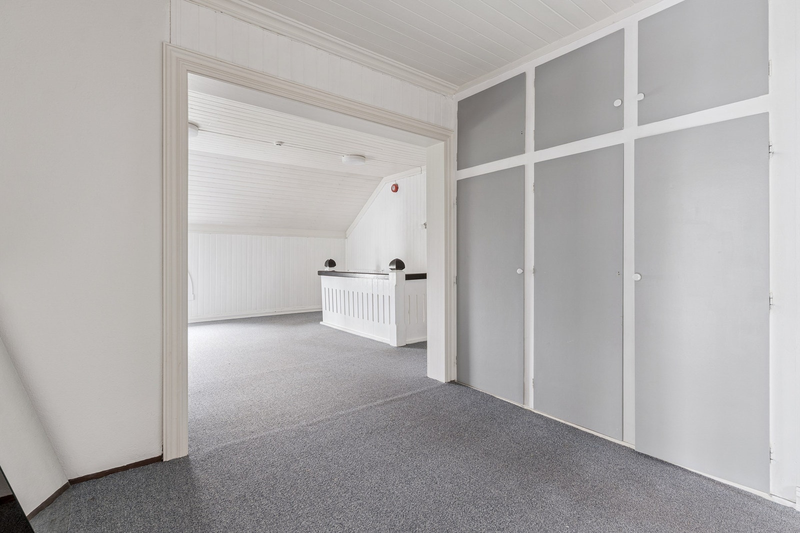 Loftsgangen gir adkomst til etasjens rom og har god plass til oppbevaringsløsninger. Galleribilde