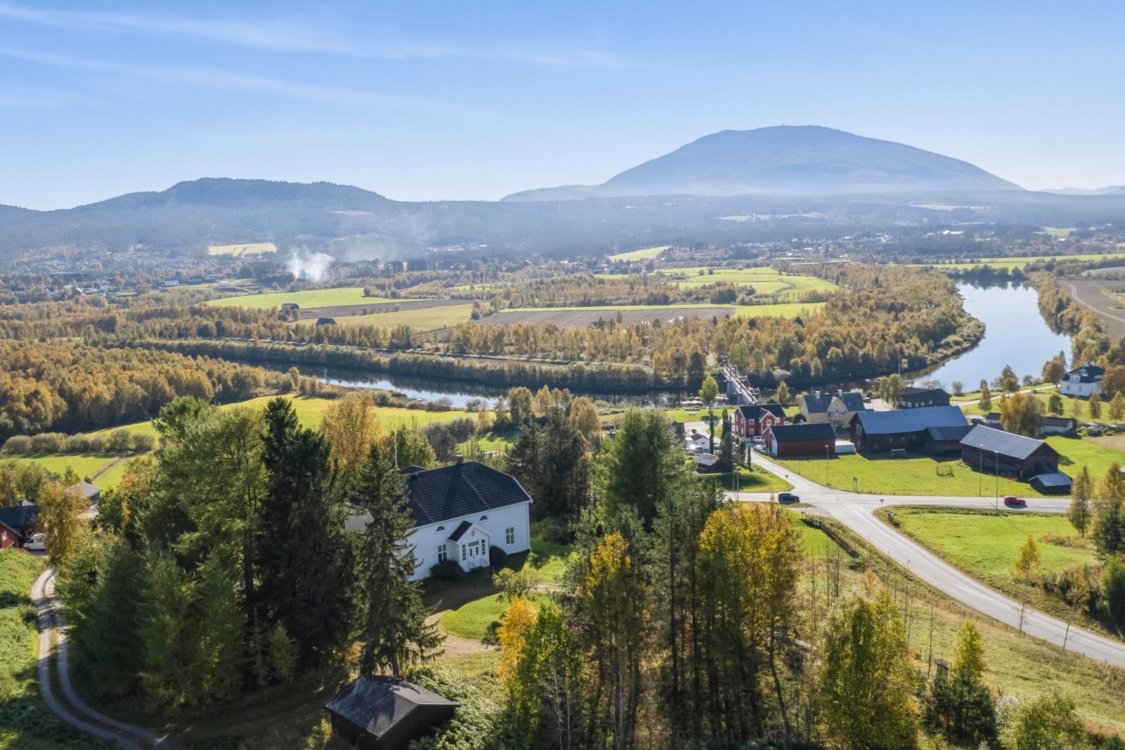 Eiendommen ligger meget flott til med utsikt mot Neby, Glomma og Tron i bakgrunn. Galleribilde