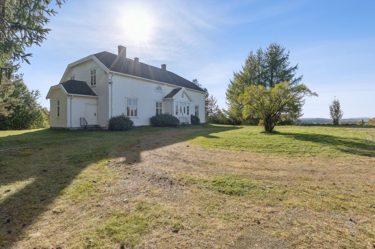 Oppført i perioden 1900-1910 etter tegninger av arkitekt Ulrik Sverdrup. Galleribilde