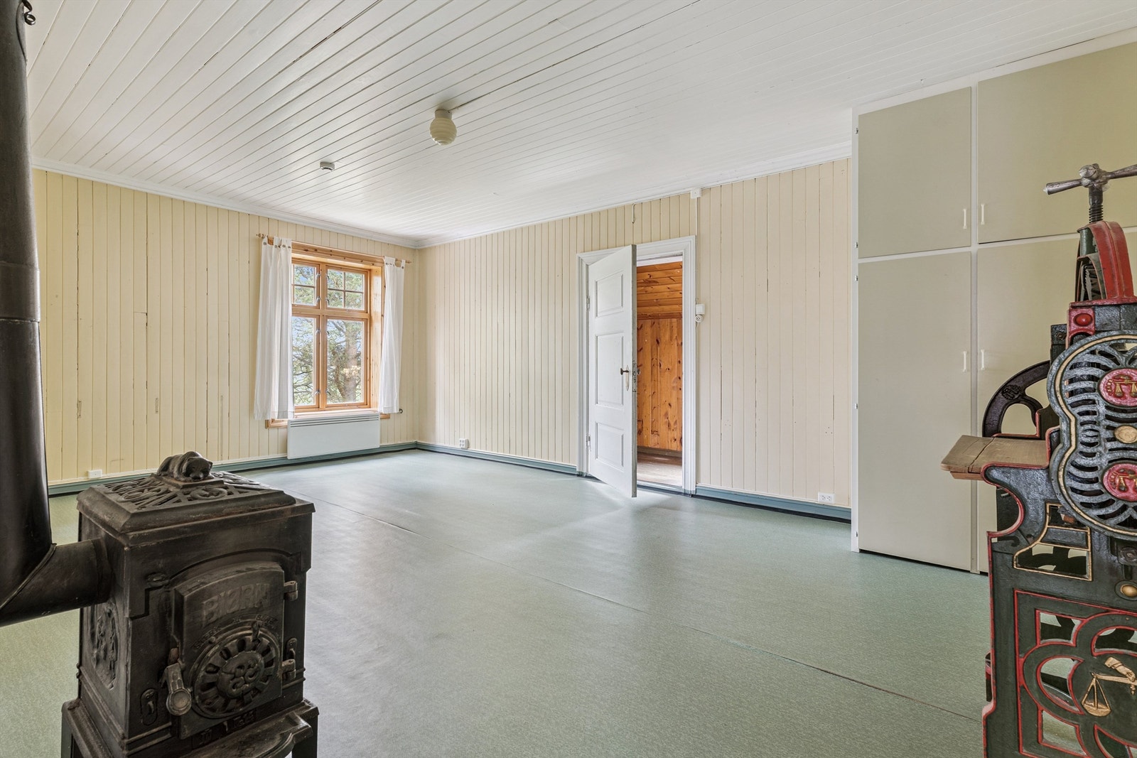 Soverom. Klesrulle til høyre i bildet blir fjernet til overtakelse. Galleribilde