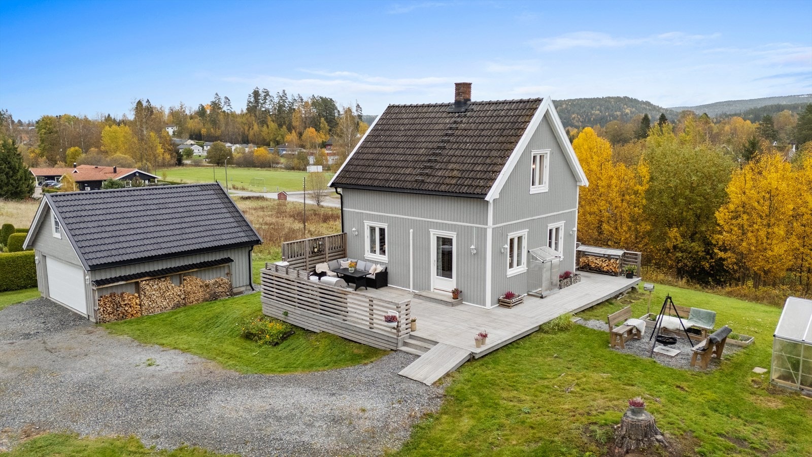 Det er også god plass til flere biler på den gruslagte gårdsplassen. Galleribilde