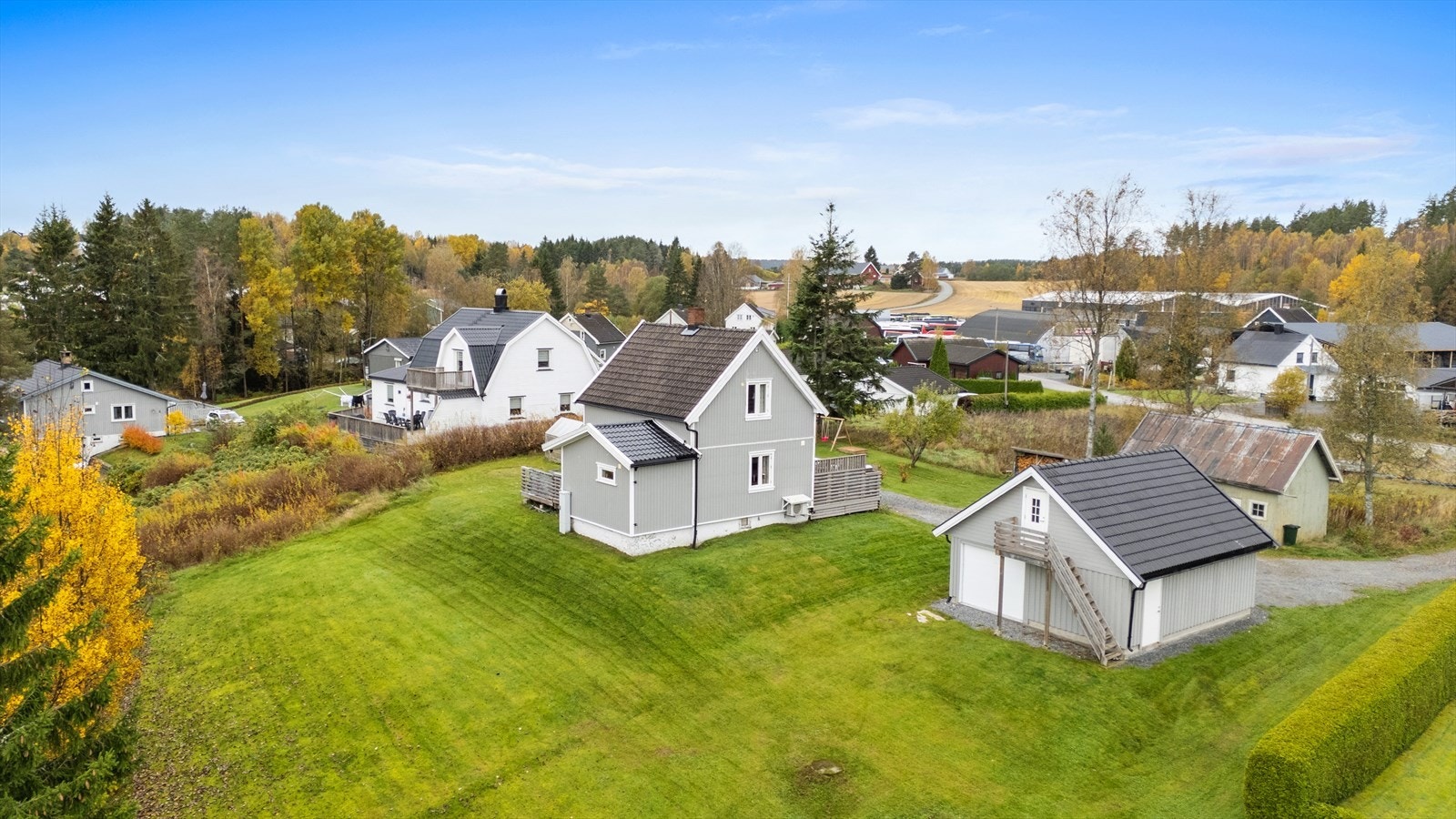 Tomten er pent opparbeidet med plenarealer, bed, busker og diverse beplantning. Galleribilde