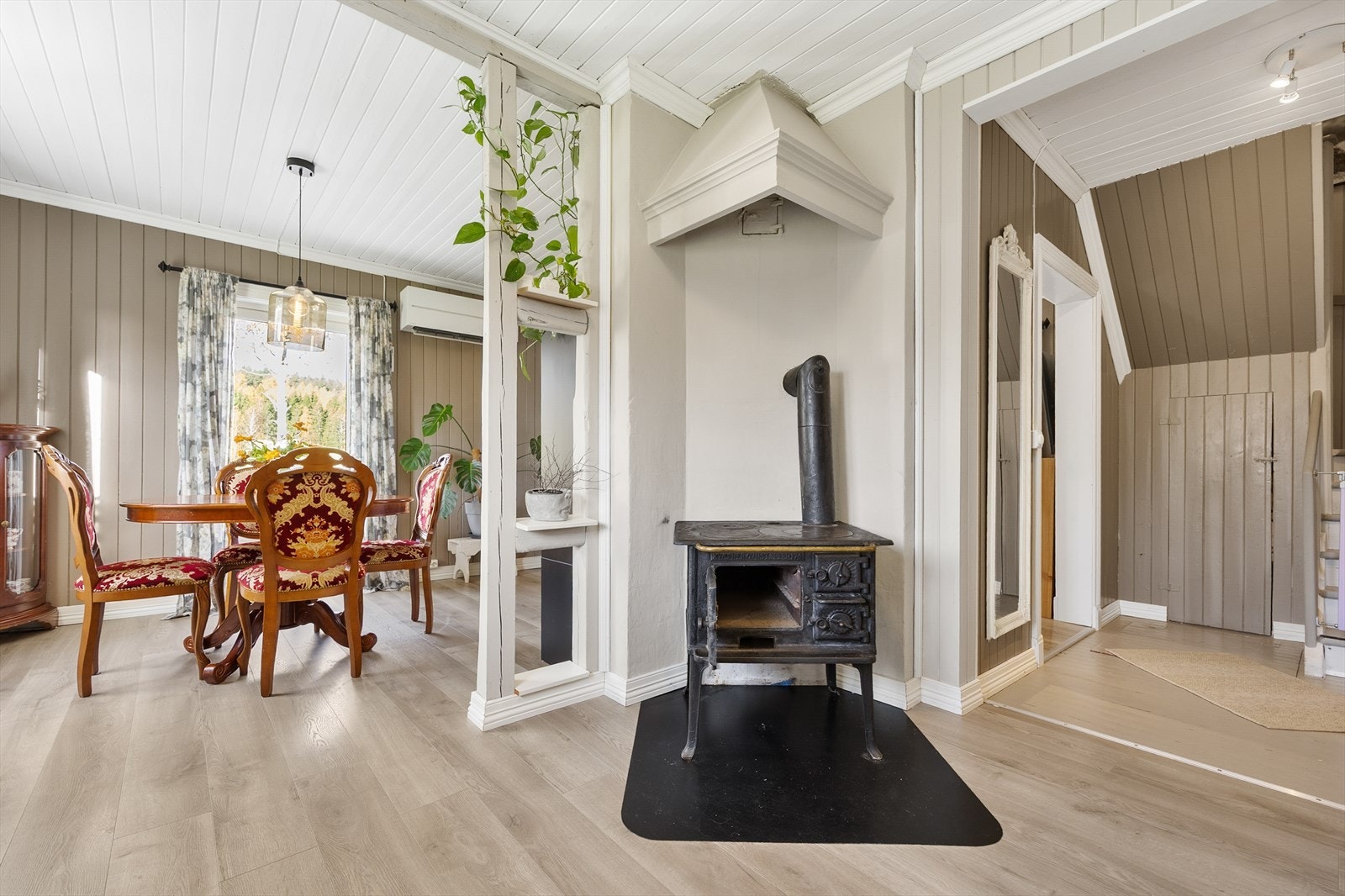 En eldre vedovn sørger for ekstra hygge og varme i kjøkkensonen. Galleribilde