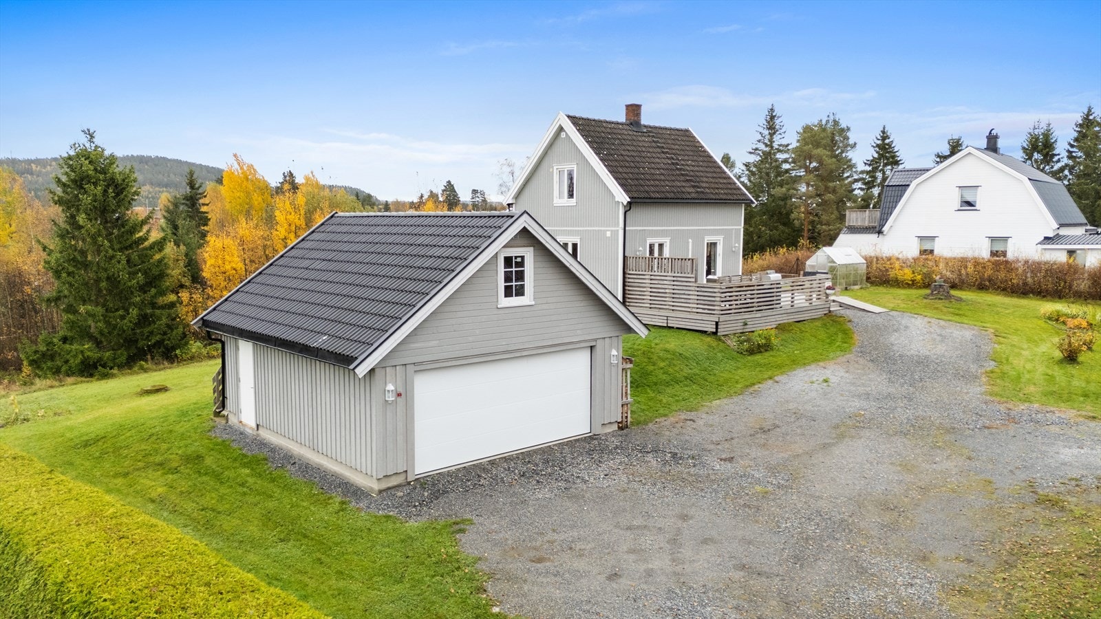 Parkering kan gjøres i den isolerte dobbelgarasjen fra 2022. Arealet er på ca. 44 kvm og har elektrisk portåpner, sidedør og et lagringsloft med utvendig adkomst. Galleribilde