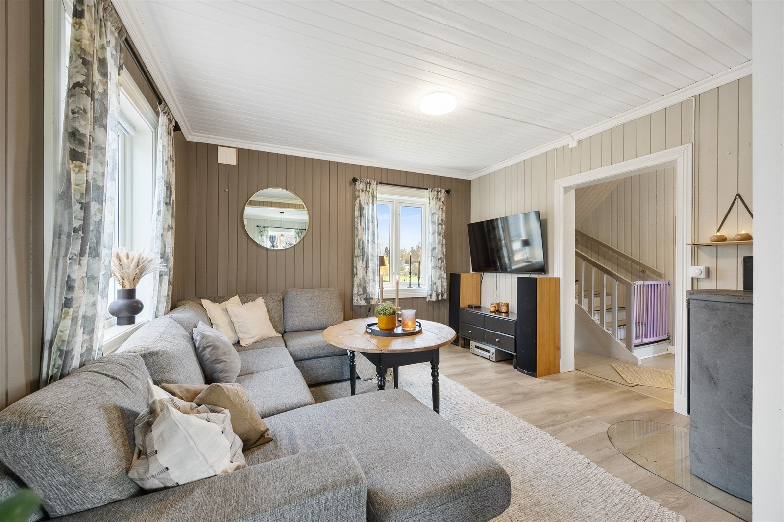 Veggene er kledd med panel og malt i to forskjellige farger som står godt til hverandre. Galleribilde