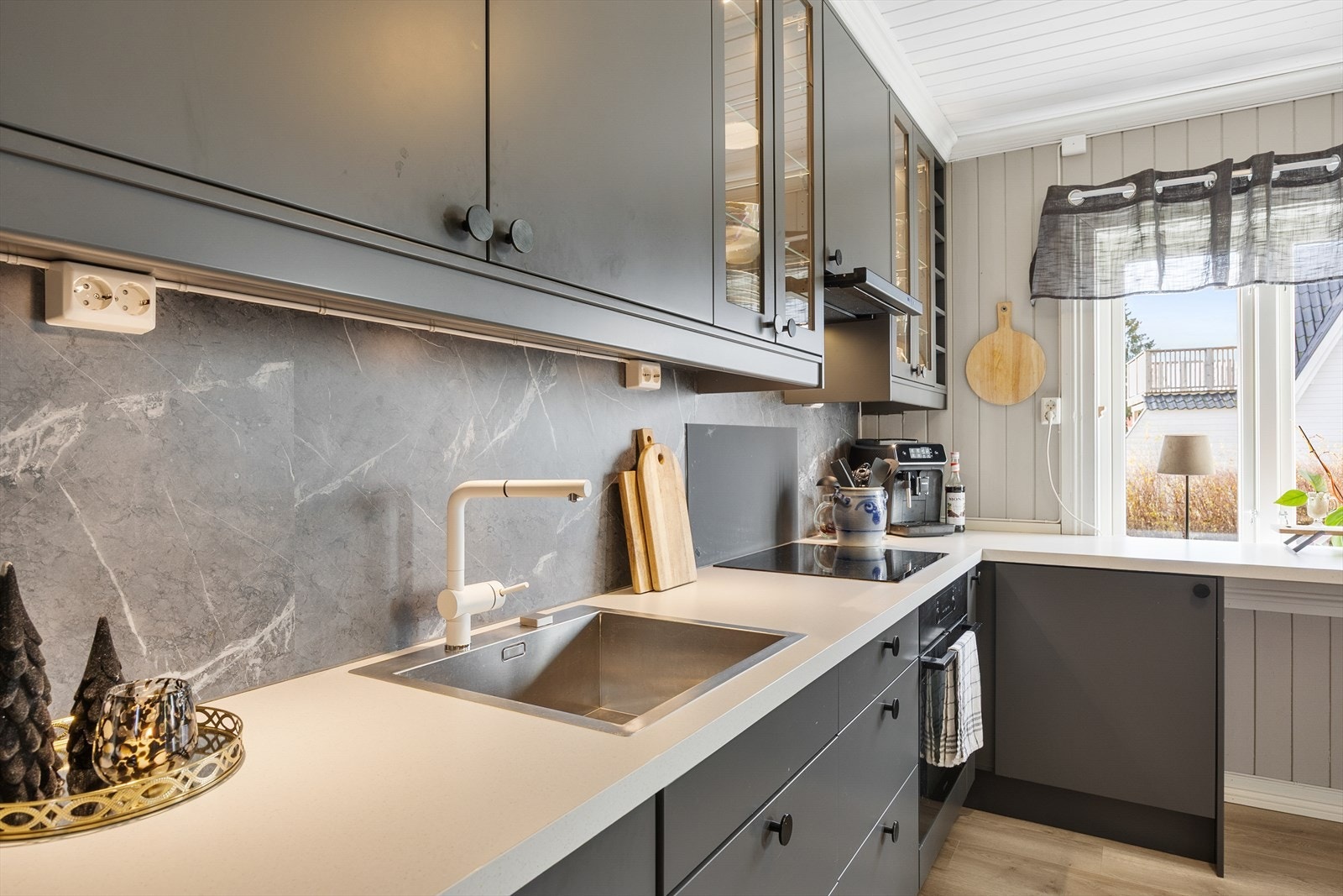 Alle hvitevarer er integrerte og består av platetopp, stekevon, oppvaskmaskin og kombinert kjøl/frys. Galleribilde