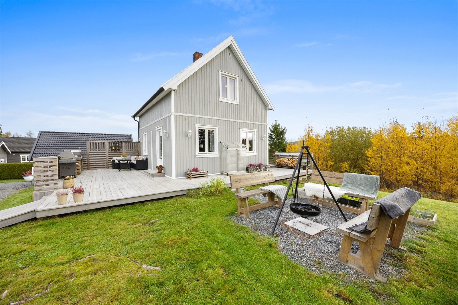 I tillegg er det etablert en hyggelig bålplass på eiendommen. Galleribilde