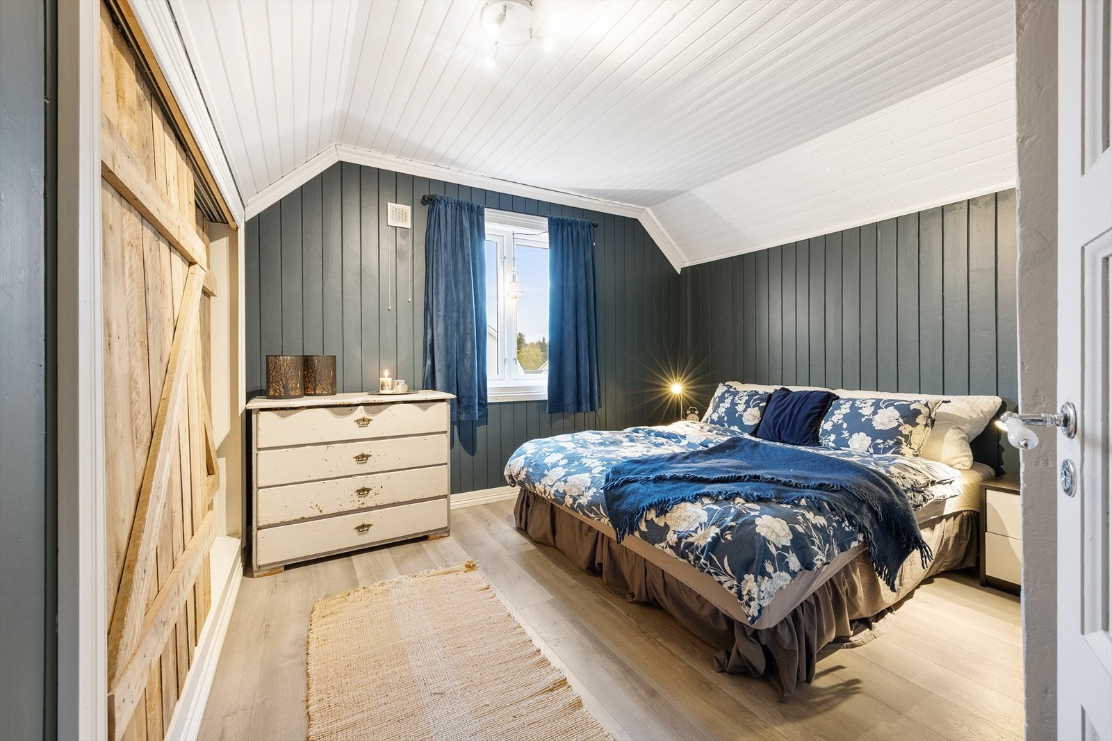 Det største soverommet har god plass til dobbeltseng og tilhørende møblement. Galleribilde