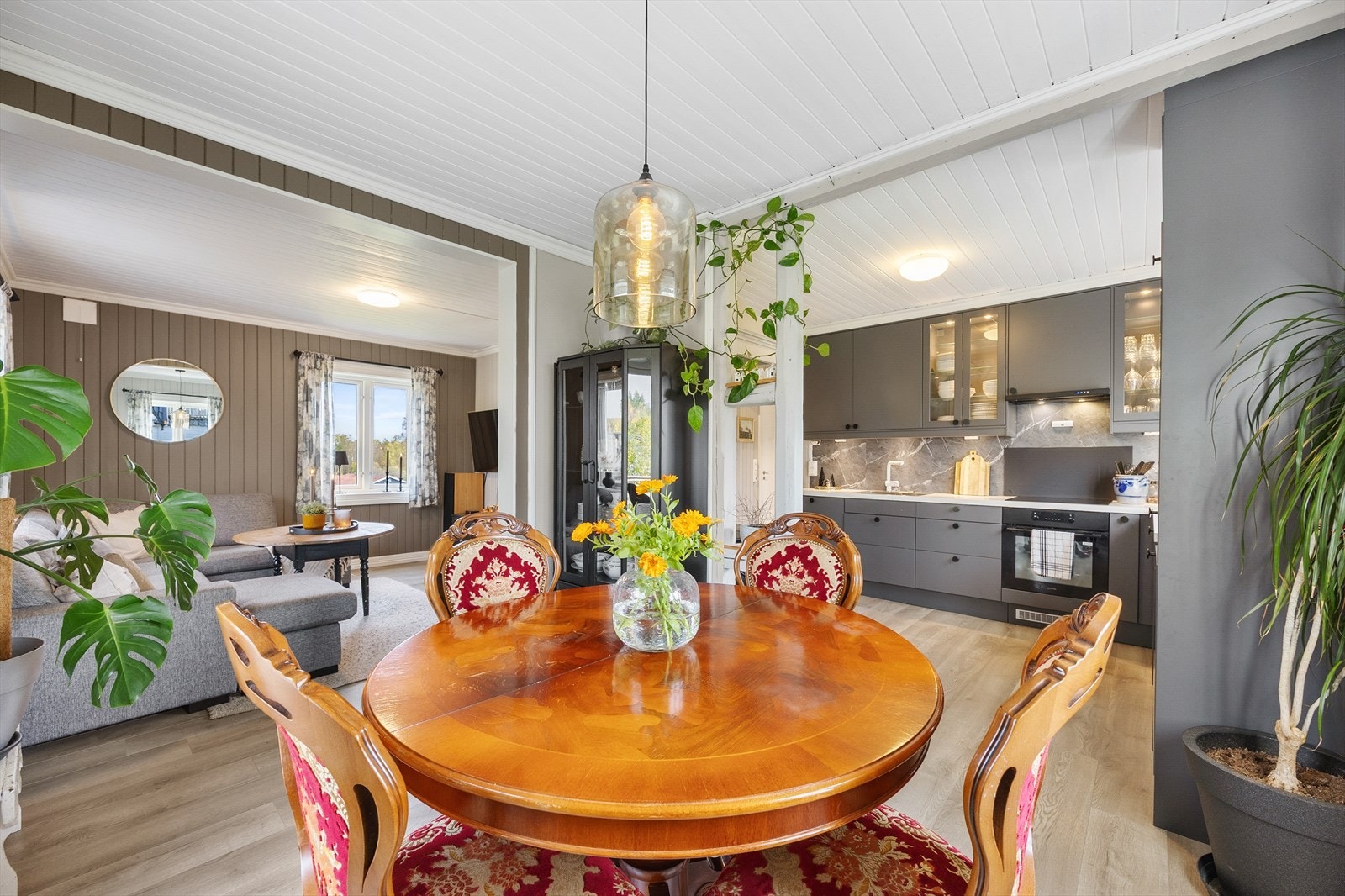 Kjøkken og stue ligger i en åpen og sosial løsning. Galleribilde