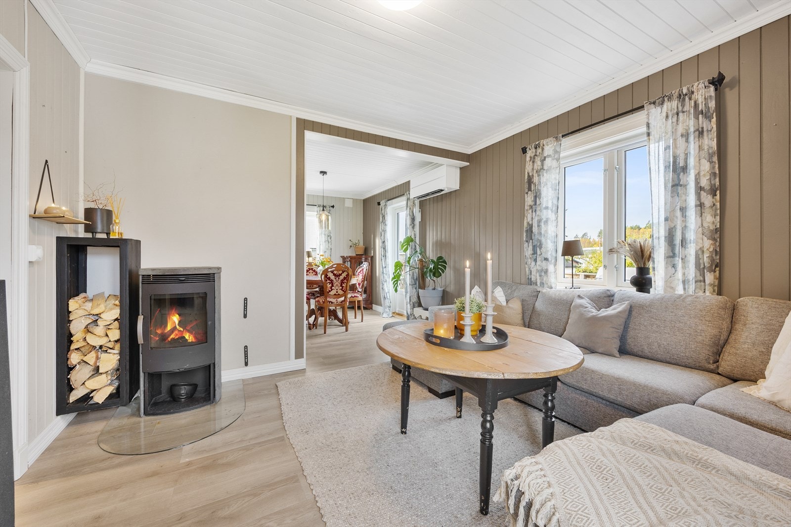 Flere vindusflater sørger for et godt naturlig lysinnfall. Galleribilde