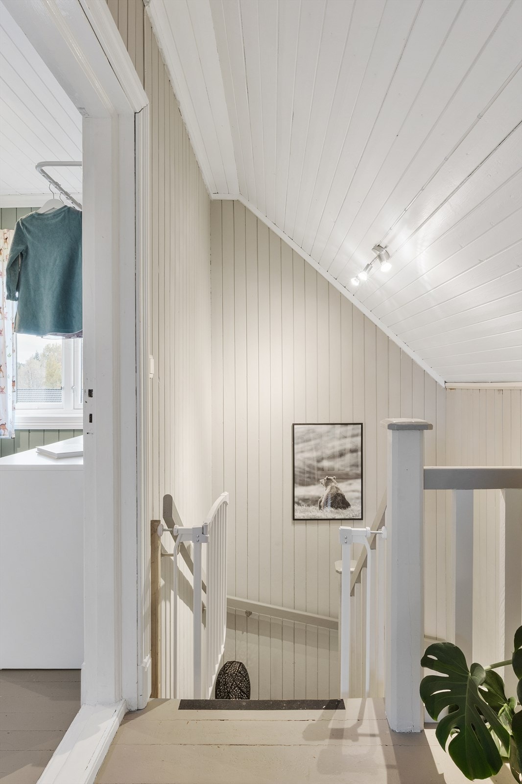 I loftetasjen er det trapperom og to soverom. Galleribilde