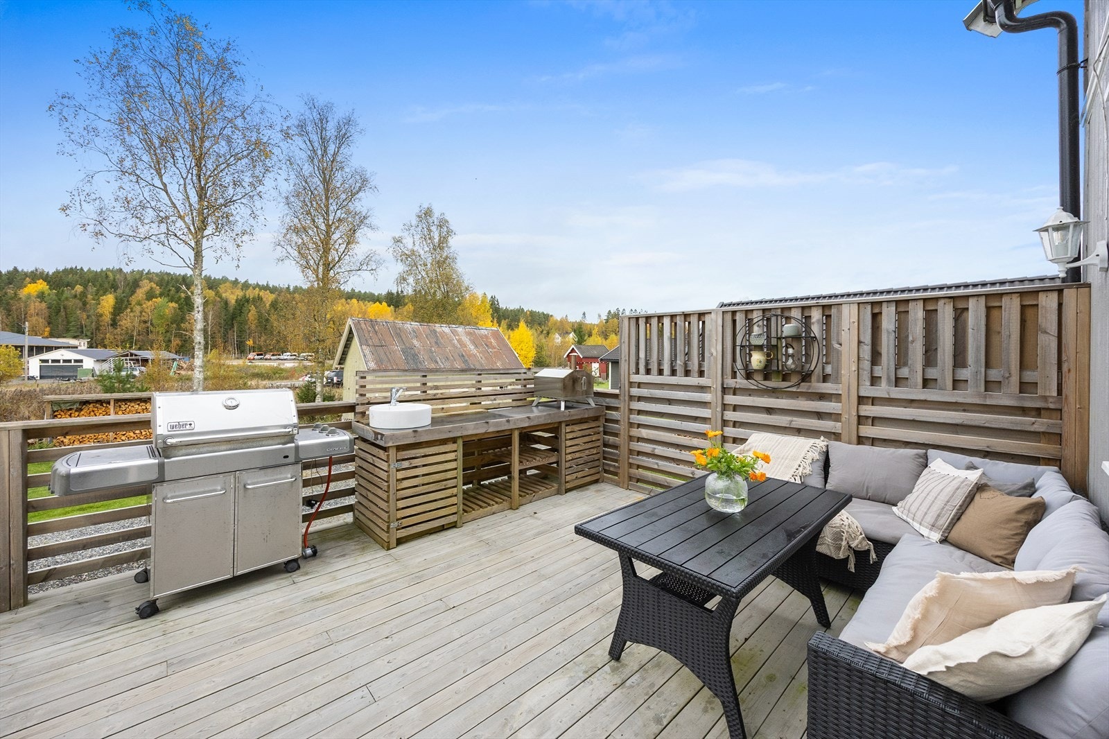 Eiendommen ligger landlig og barnevennlig til, med solrike uteområder. Galleribilde