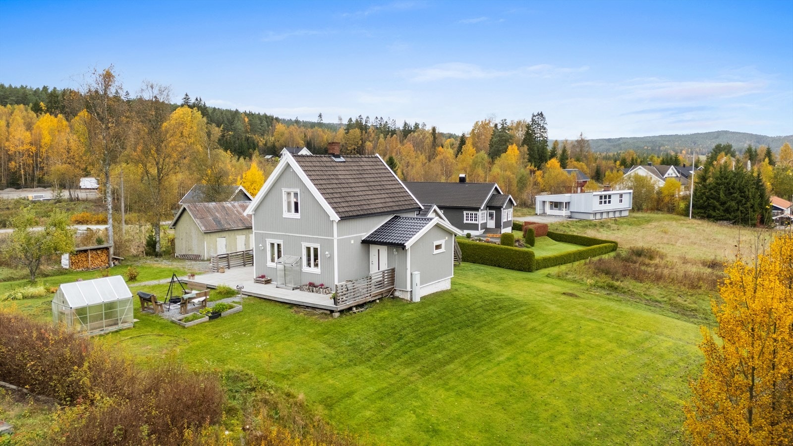 Tomten er på over 2,3 mål og byr på rikelig med boltreplass for små og store. Galleribilde