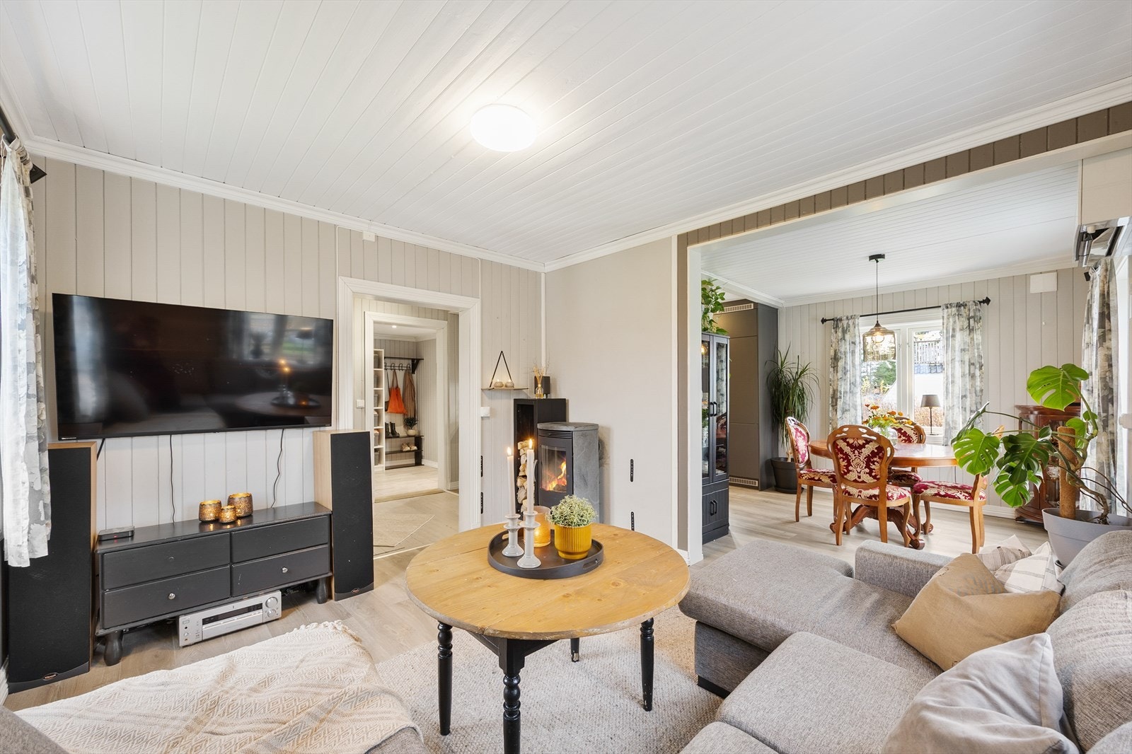 Det er god plass til sofagruppe, tv/medialøsning og spisestuemøblement. Galleribilde