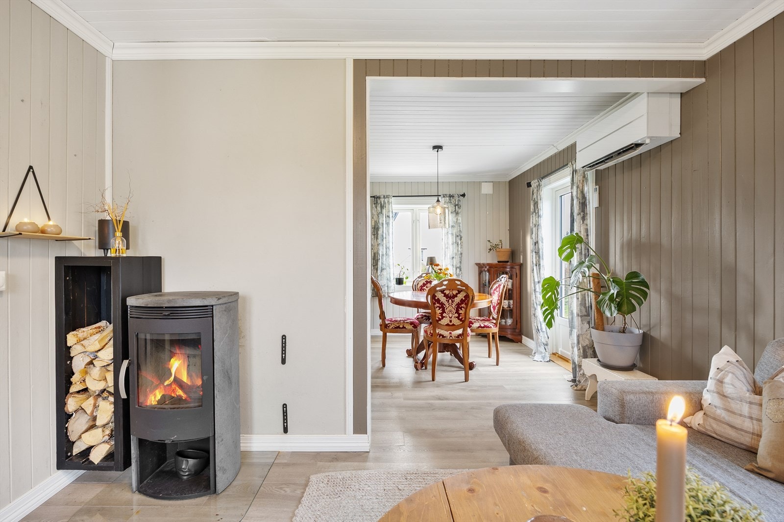 I stuesonen er det både varmepumpe og peisovn som bidrar til jevn, behagelig temperatur året rundt. Galleribilde