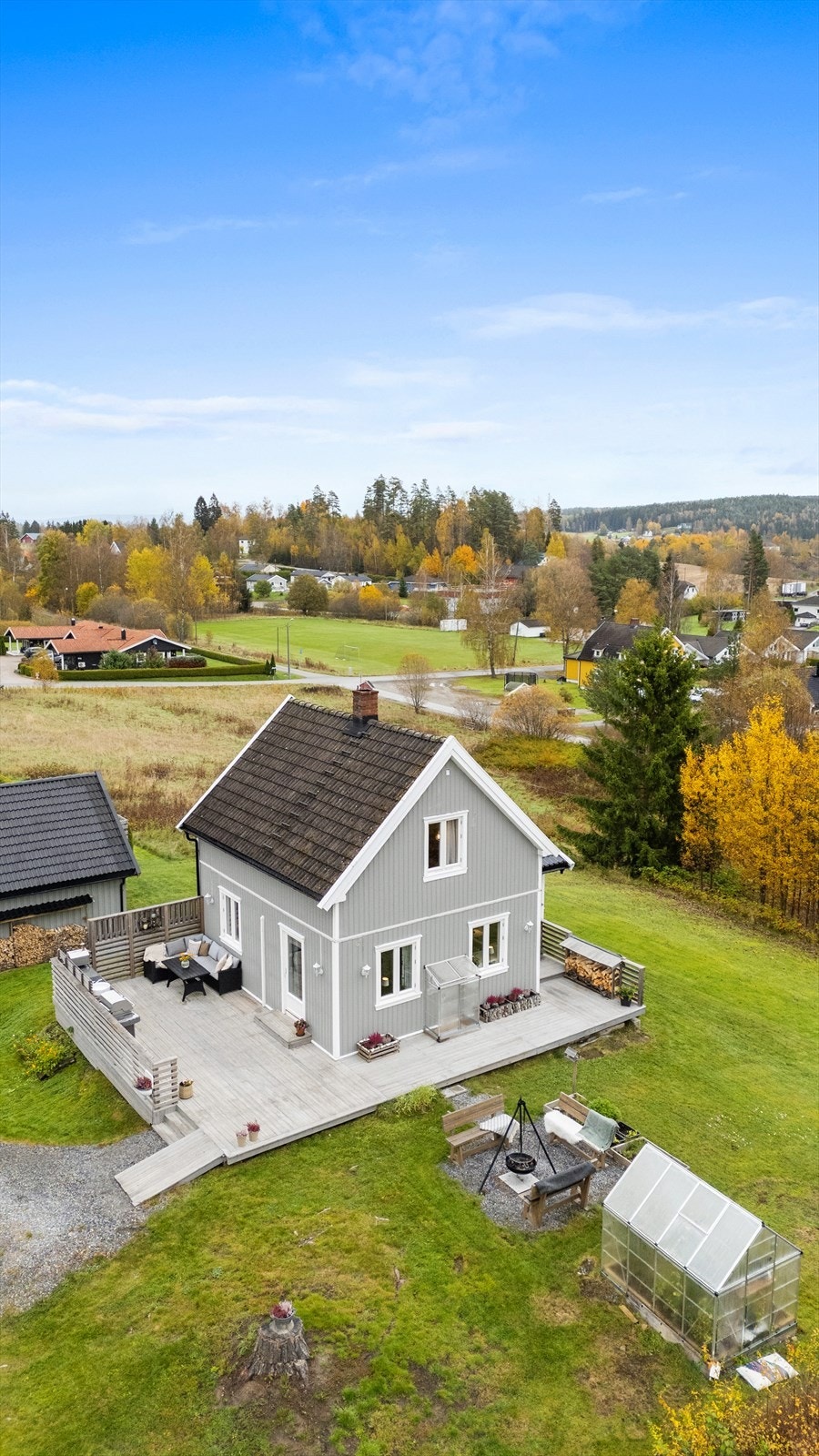 Eiendommen ligger på trivelige Fosser - med ca. 3 km til Løken hvor du finner skoler, barnehager og gode servicetilbud. Galleribilde