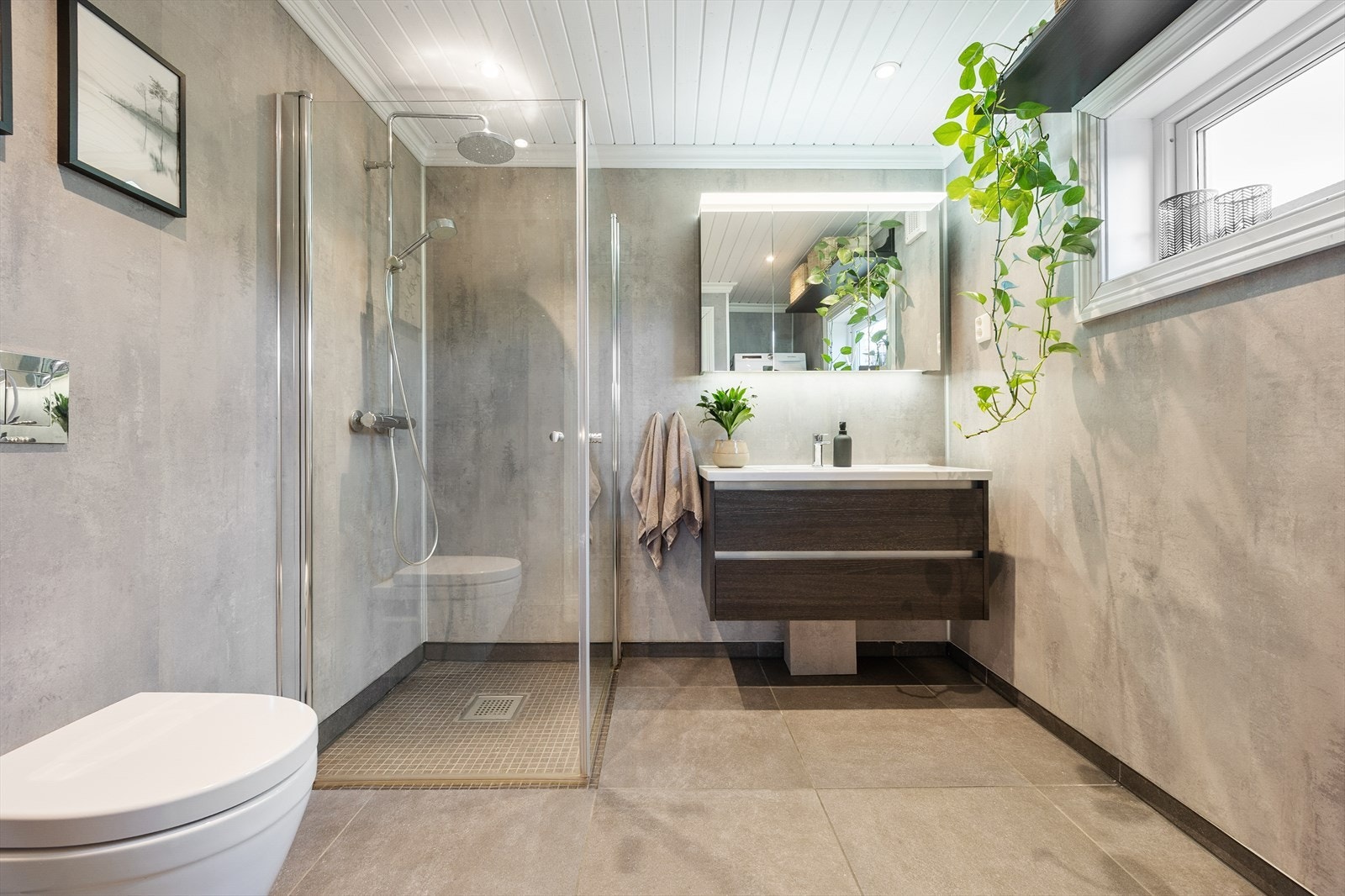 Badet er fra 2020 og fremstår moderne og tidsriktig. Galleribilde