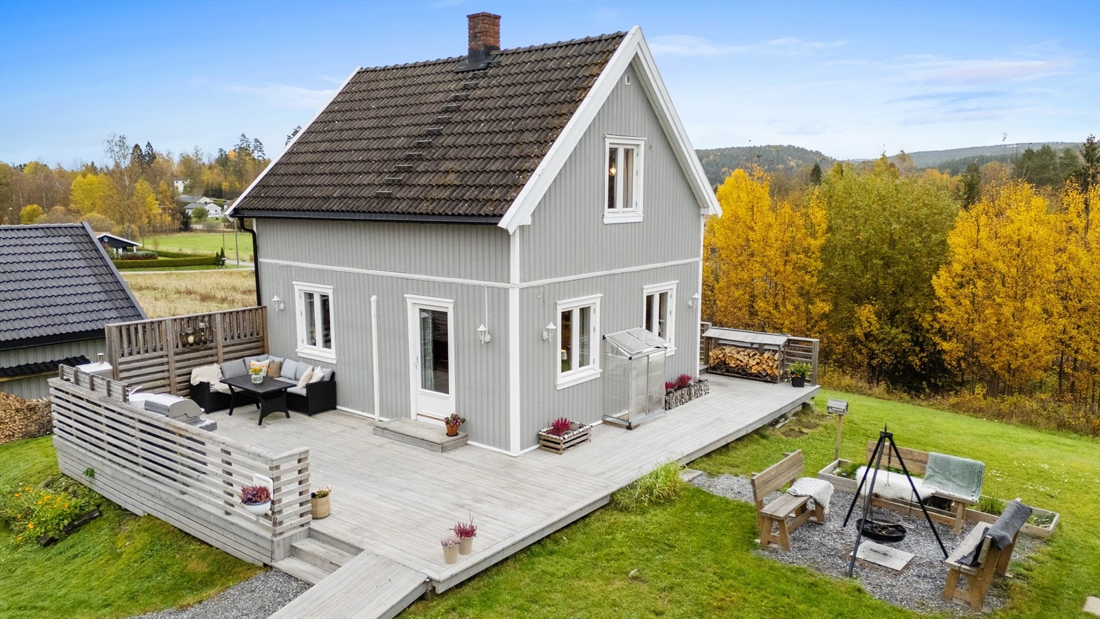 Det er god plass til flere utegrupper og grill på den store terrassen. Galleribilde