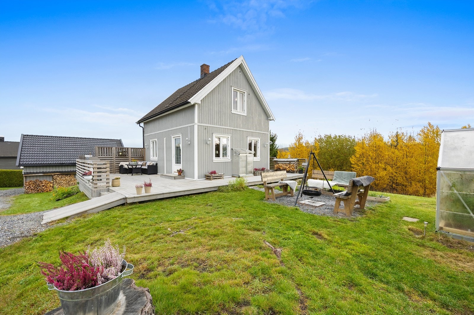 En eldre, men sjarmerende boligen over to plan. Boligen er oppgradert de siste årene med nytt bad, kjøkken og flere overflater fra 2020. Galleribilde