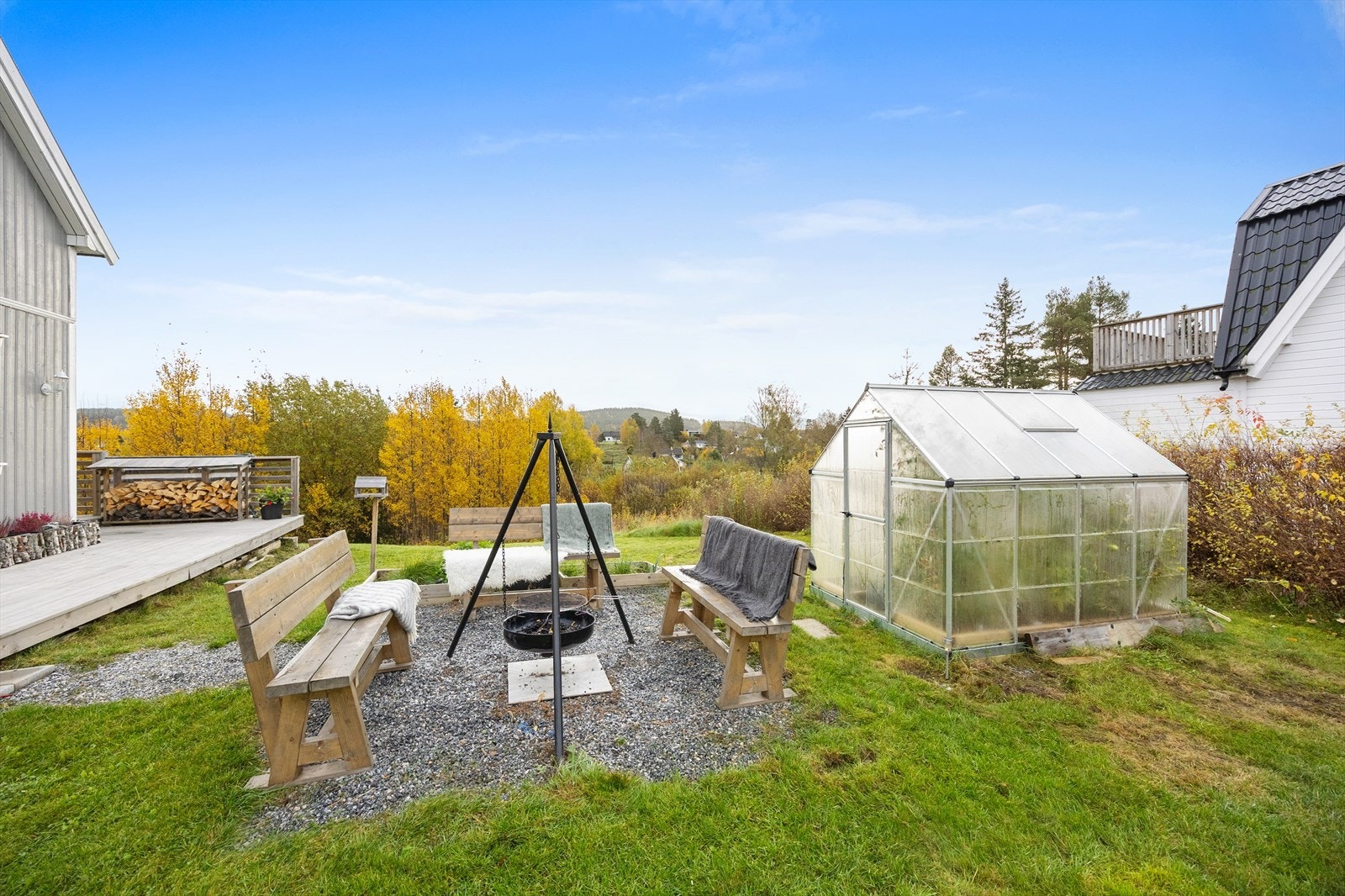 Lekestativ og drivhus medfølger ikke salget. Galleribilde