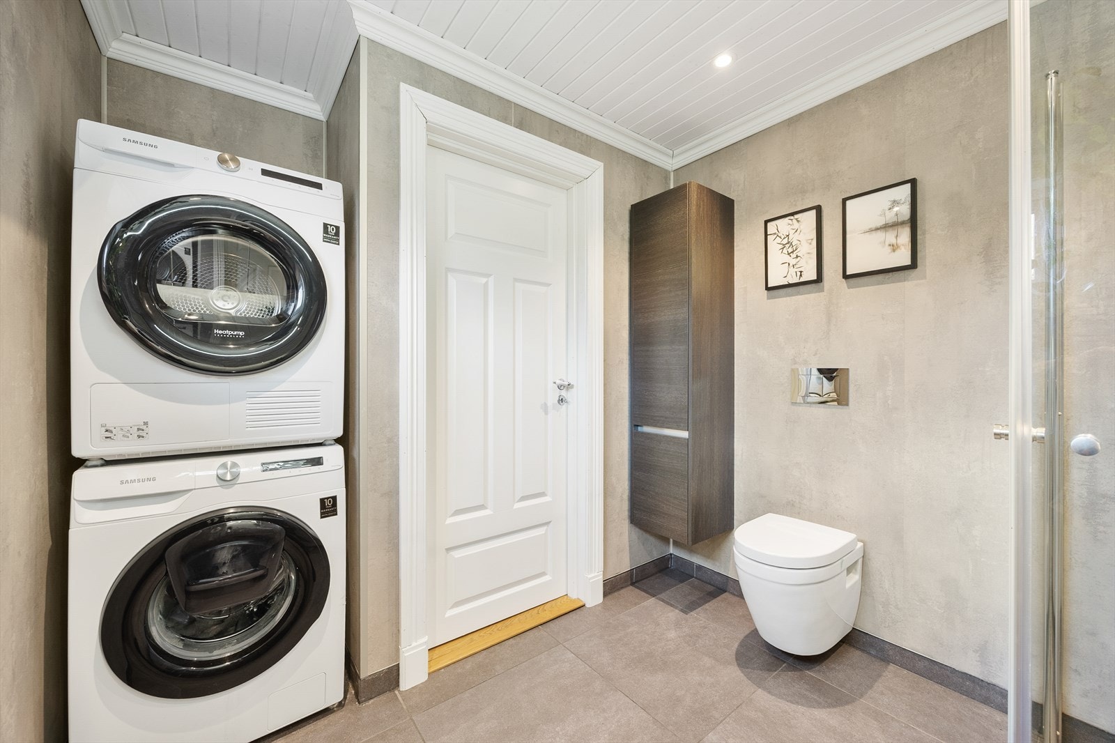 I en egen nisje er det opplegg for vaskemaskin og tørketrommel. Galleribilde