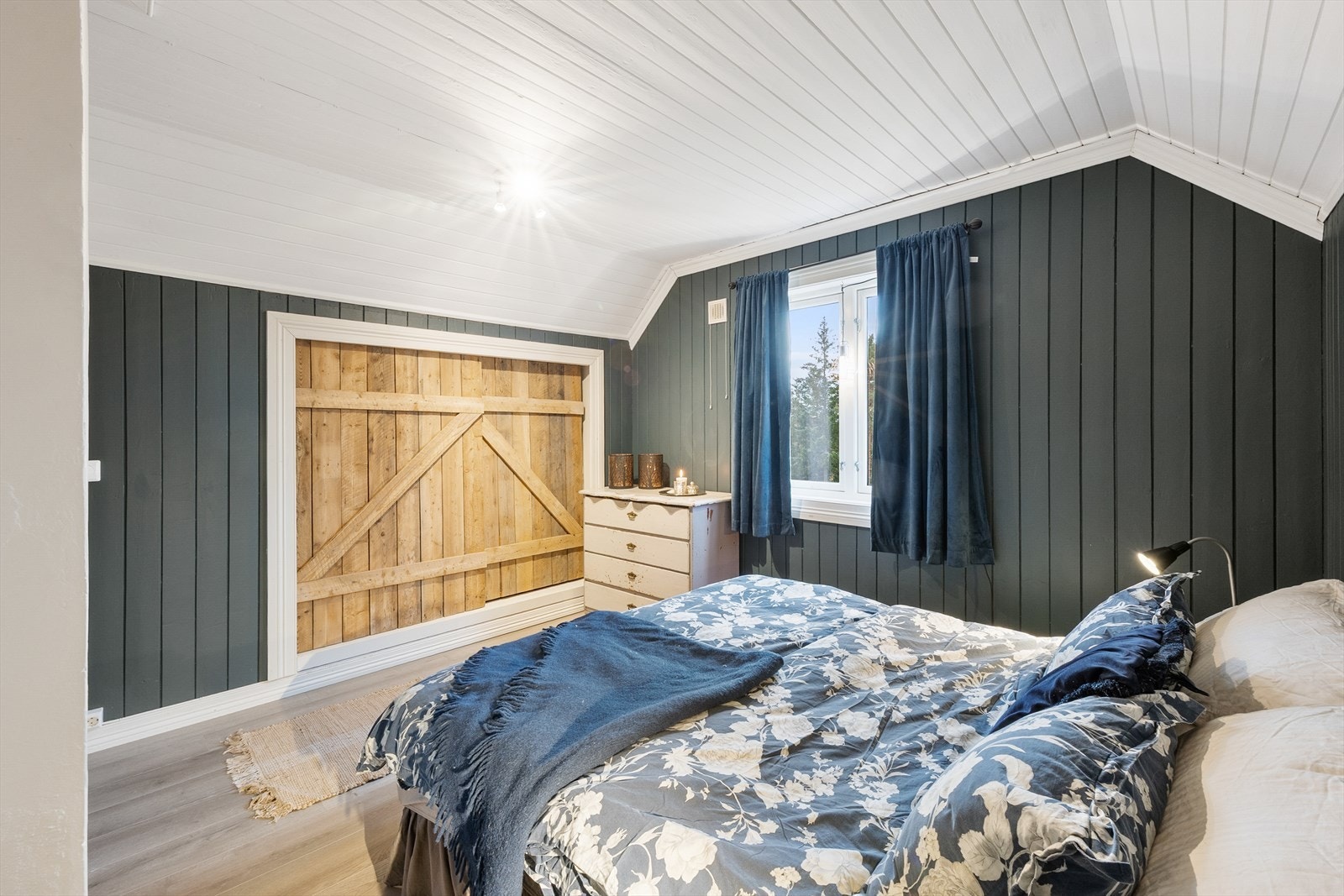 Det er god oppbevaringsplass bak innebygde skyvedører i kneveggen. Galleribilde